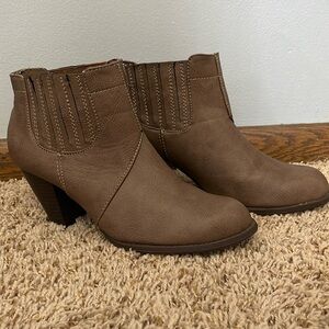 Women’s size 9 boots